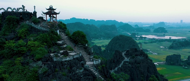 Video Reference: Hill station, Nature, Landmark, Natural landscape, Vegetation, Historic site, Highland, Mount scenery, Mountain, Hill