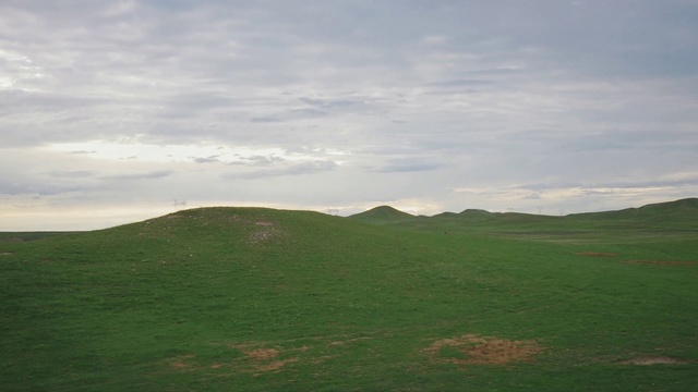 Video Reference: Grassland, Green, Highland, Hill, Plain, Mountainous landforms, Sky, Natural environment, Ecoregion, Grass