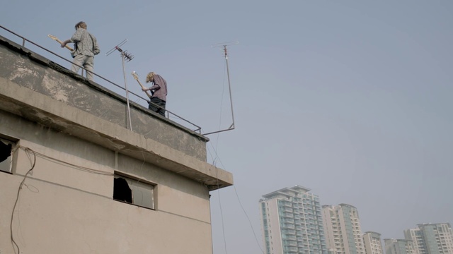 Video Reference: Roof, Antenna, Technology, Electronic device, Architecture, Wire, Bird