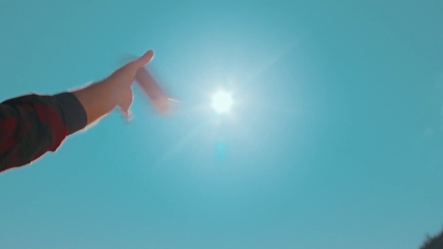 Video Reference: Sky, Cloud, Azure, Gesture, Finger, People in nature, Happy, Electric blue, Astronomical object, Lens flare
