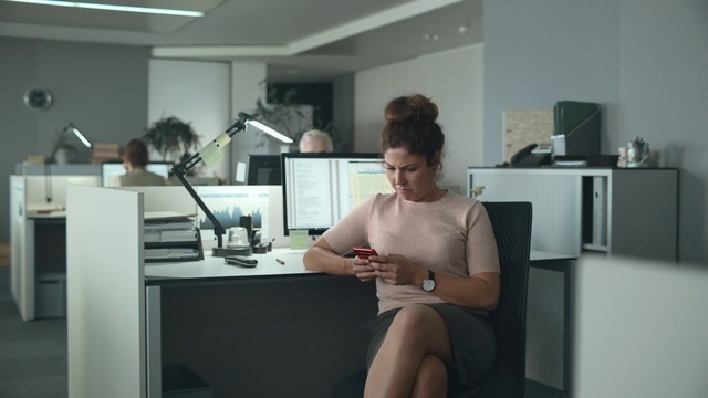 Video Reference: Table, Furniture, Personal computer, Computer desk, Office chair, Desk, Computer, Microphone, Comfort, Office equipment