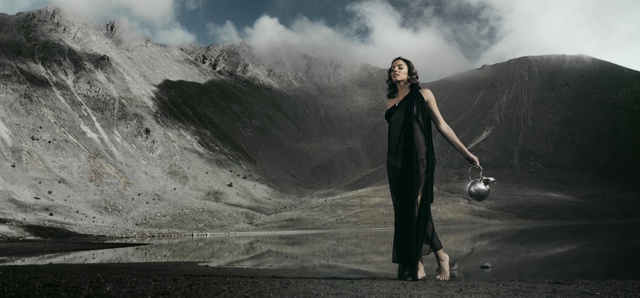 Video Reference: Cloud, Sky, Mountain, Flash photography, Happy, People in nature, Plant, Landscape, Mountainous landforms, Grassland