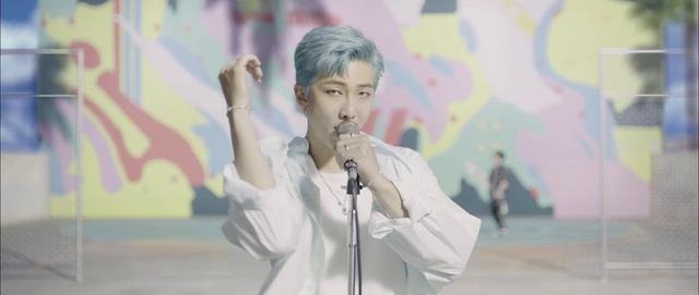 Video Reference: Forehead, Microphone, Public address system, Gesture, Street fashion, Audio equipment, Music artist, Happy, Entertainment, Spokesperson