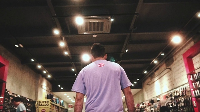 Video Reference: Lighting, Entertainment, T-shirt, Competition event, Leisure, Recreation, Event, Sport venue, Championship, Crowd