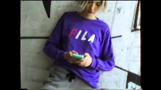 Video Reference: Microphone, Sleeve, Waist, Gesture, Sportswear, Jersey, Elbow, Street fashion, Thigh, T-shirt