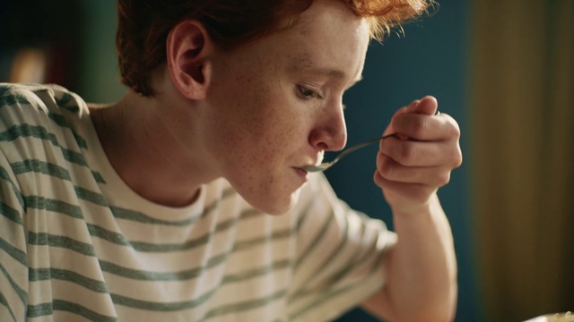 Video Reference: Joint, Chin, Shoulder, Eyelash, Ear, Gesture, Happy, Elbow, T-shirt, Wrist