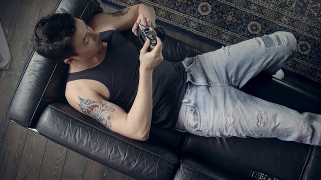 Video Reference: Jeans, Shoe, Arm, Shoulder, Leg, Comfort, Human body, Flash photography, Knee, Thigh