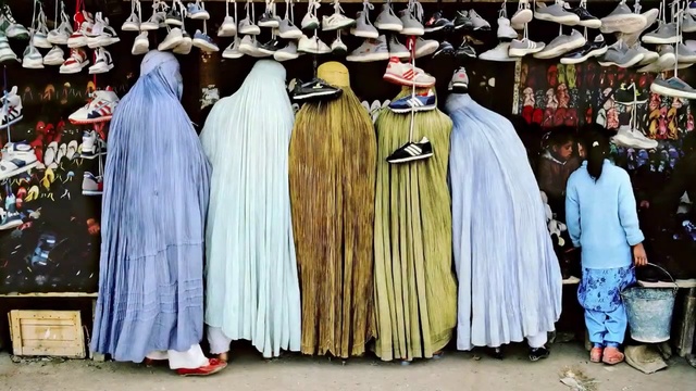 Video Reference: Shoe, Sleeve, Street fashion, Shopping, T-shirt, Fashion design, Headgear, Market, Selling, Clothes hanger