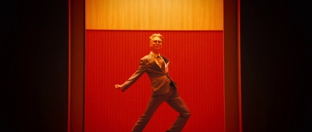 Video Reference: Entertainment, Performing arts, Choreography, Event, Dancer, Magenta, Balance, Performance art, Fashion design, Dance