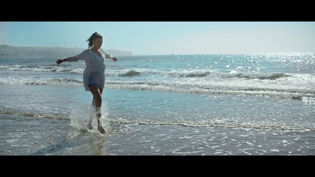 Video Reference: Water, Sky, People in nature, People on beach, Azure, Beach, Happy, Flash photography, Gesture, Coastal and oceanic landforms