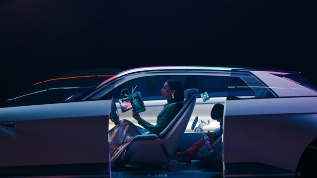 Video Reference: Vehicle, Car, Hood, Automotive lighting, Automotive design, Motor vehicle, Personal luxury car, Automotive exterior, Vehicle door, Window