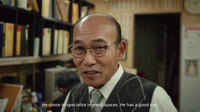 Video Reference: Forehead, Glasses, Vision care, Bookcase, Shelf, Book, Eyewear, Tie, Collar, Publication