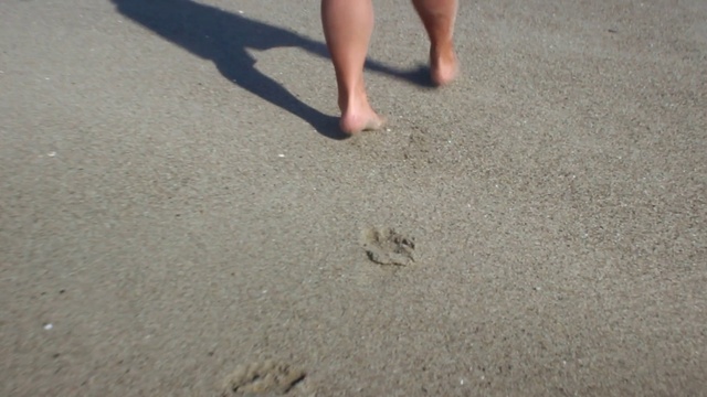 Video Reference: Leg, Road surface, Gesture, Asphalt, Foot, Human leg, Barefoot, Calf, Footprint, Sand
