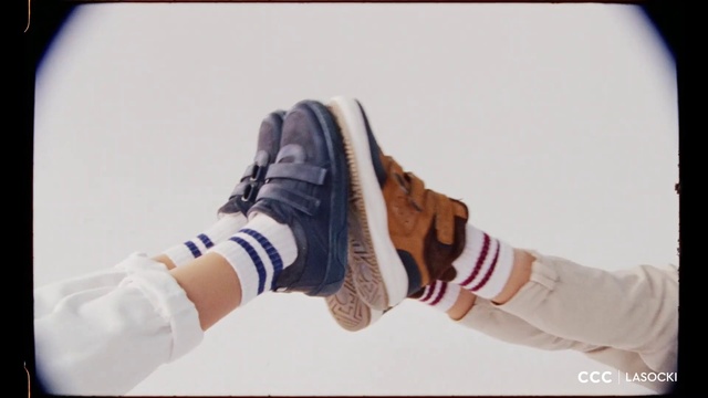 Video Reference: Shoe, Sleeve, Street fashion, Gesture, Knee, Thigh, Sportswear, Jacket, Sports gear, Denim