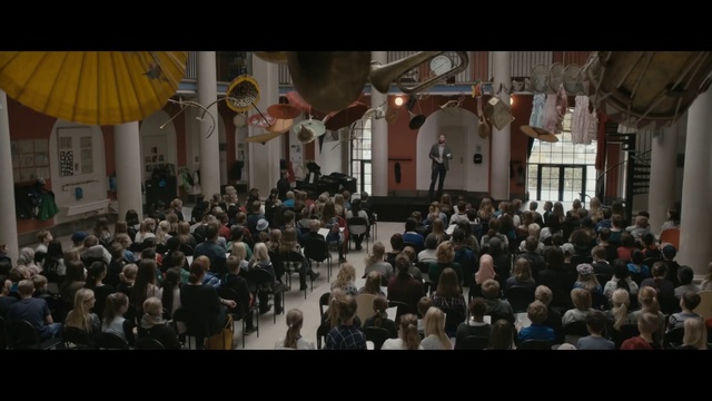 Video Reference: Suit, Entertainment, Event, Crowd, City, Stage, Audience, Musical instrument accessory, Hall, Curtain