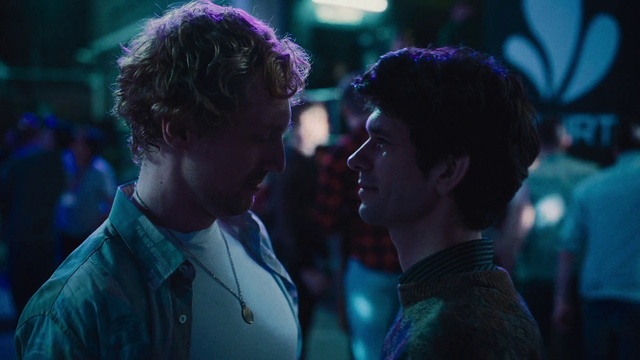 Video Reference: Purple, Blue, Flash photography, Entertainment, Performing arts, T-shirt, Fun, Electric blue, Magenta, Event