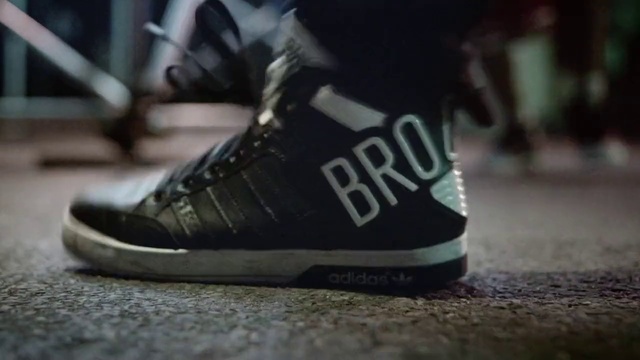 Video Reference: Shoe, Outdoor shoe, Asphalt, Walking shoe, Grey, Sportswear, Skate shoe, Human leg, Rolling, Electric blue