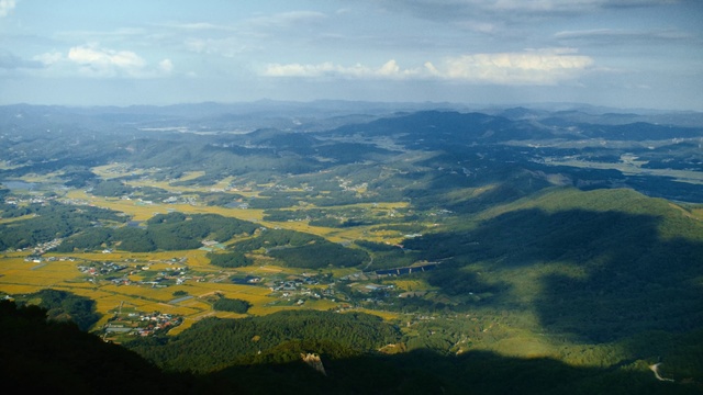 Video Reference: Cloud, Sky, Mountain, Natural landscape, Terrain, Slope, Cumulus, Plain, Horizon, Landscape