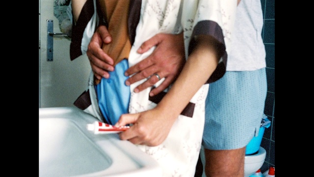 Video Reference: Gesture, Finger, Knee, Nail, Wrist, T-shirt, Elbow, Thigh, Electric blue, Shorts