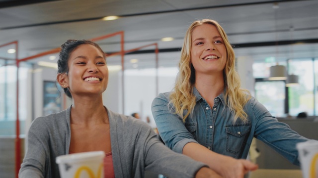 Video Reference: Smile, Gesture, Happy, Leisure, Customer, T-shirt, Fun, Event, Engineering, White-collar worker
