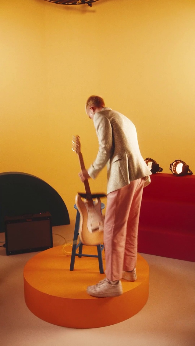 Video Reference: Knee, Comfort, Flooring, Floor, Wood, Balance, Cleanliness, Event, Human leg, Sitting