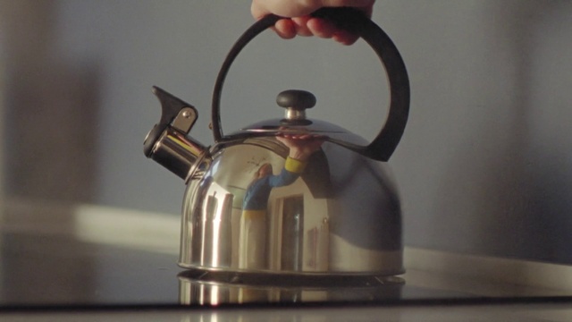 Video Reference: Moka pot, Kitchen appliance, Home appliance, Drinkware, Fluid, Serveware, Coffee percolator, Stovetop kettle, Gas, Small appliance