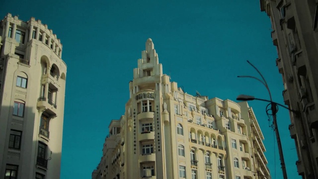 Video Reference: Building, Sky, Daytime, Window, Skyscraper, Tower block, Urban design, City, Tree, Condominium