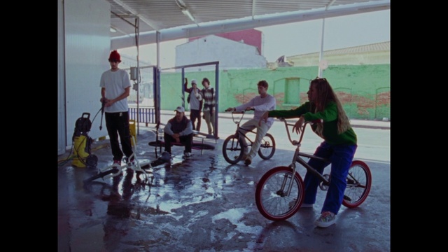 Video Reference: Bicycle, Wheel, Tire, Vehicle, Bicycle tire, Bicycle frame, Bicycle wheel, Bicycle fork, Automotive tire, Bicycles--Equipment and supplies