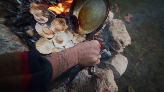 Video Reference: Bivalve, Wood, Natural material, Clam, Shell, Eyewear, Seafood, Shellfish, Soil, Recipe