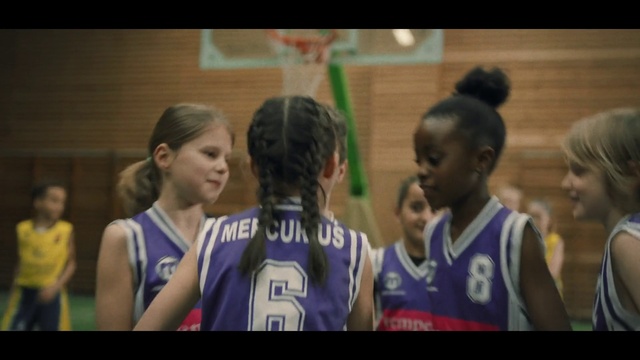 Video Reference: Sports uniform, Shirt, Jersey, Sports jersey, Player, Gesture, Shorts, Sportswear, Ball game, T-shirt