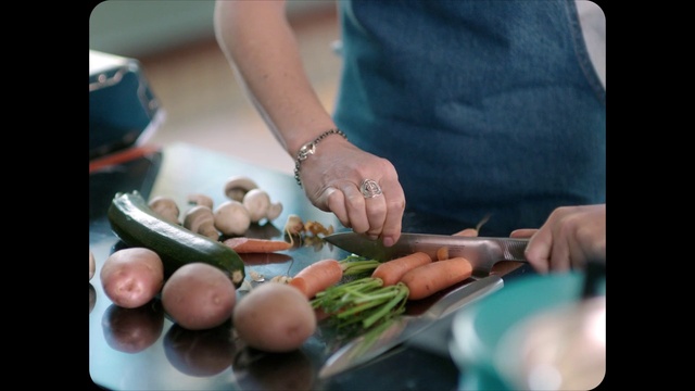 Video Reference: Food, Tableware, Ingredient, Recipe, Gesture, Natural foods, Plate, Dish, Cuisine, Cutlery