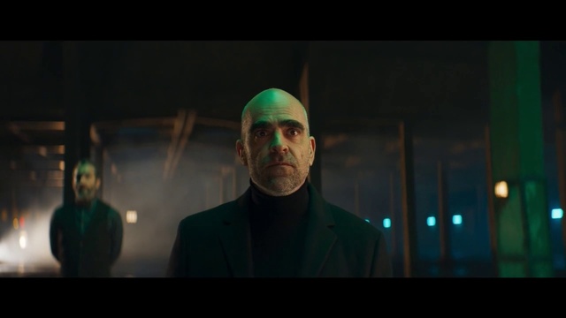 Video Reference: Suit, Event, Darkness, Electric blue, Formal wear, Night, Flash photography, Glass