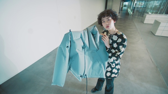 Video Reference: Jeans, Trousers, Hairstyle, Shoe, Shoulder, Eye, Dress shirt, Overcoat, Human body, Neck