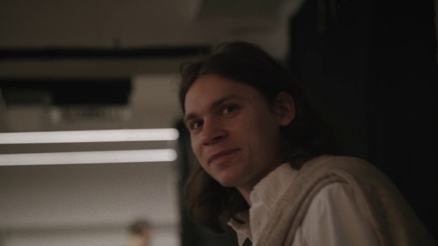 Video Reference: Cheek, Jaw, Flash photography, Event, Happy, Smile, Darkness, T-shirt, Sitting, White-collar worker