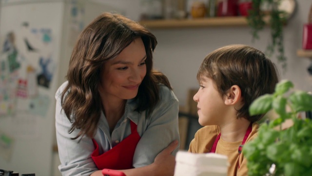 Video Reference: Sharing, Happy, Event, Fun, Child, Smile, Conversation, Room, T-shirt, Flower Arranging