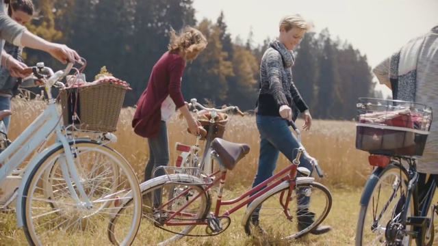 Video Reference: Bicycle, Clothing, Wheel, Tire, Bicycles--Equipment and supplies, Land vehicle, Bicycle wheel, Bicycle frame, Bicycle handlebar, Crankset