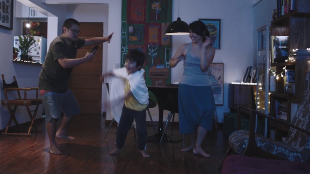 Video Reference: Furniture, Shorts, Picture frame, Gesture, Entertainment, T-shirt, Performing arts, Fun, Chair, Event