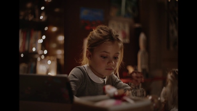 Video Reference: Flash photography, Fun, Event, Toddler, Happy, Darkness, Chair, Sitting, Tableware, Street