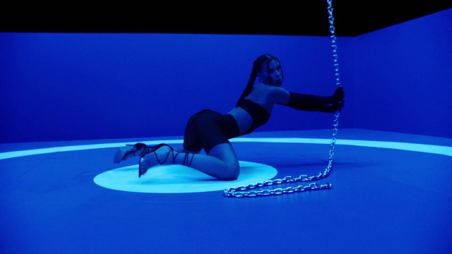 Video Reference: Blue, Entertainment, Performing arts, Choreography, Electric blue, Performance art, Event, Balance, Fun, Knee