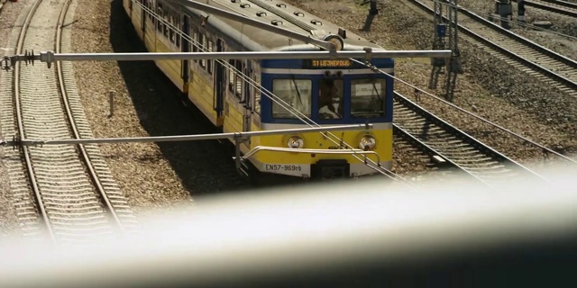 Video Reference: Train, Motor vehicle, Rolling stock, Vehicle, Rolling, Railroad car, Railway, Electricity, Locomotive, Windscreen wiper