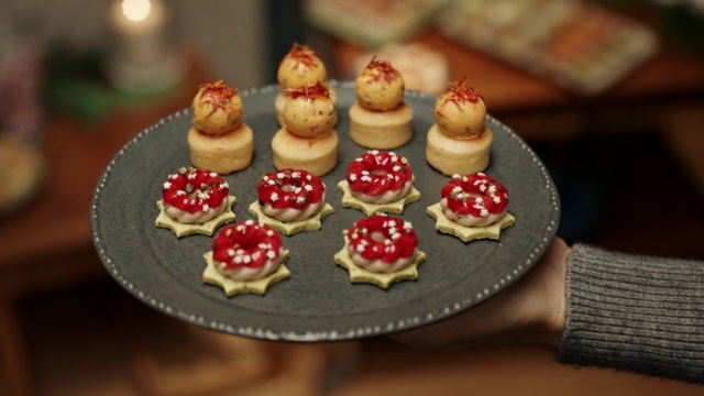 Video Reference: Food, Cake decorating, Ingredient, Recipe, Cuisine, Baked goods, Cream, Dish, Sugar paste, Christmas decoration