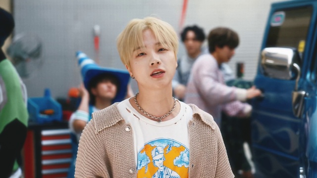 Video Reference: Gesture, Happy, T-shirt, Event, Youth, Jewellery, Fashion design, Electric blue, Necklace, Audio equipment