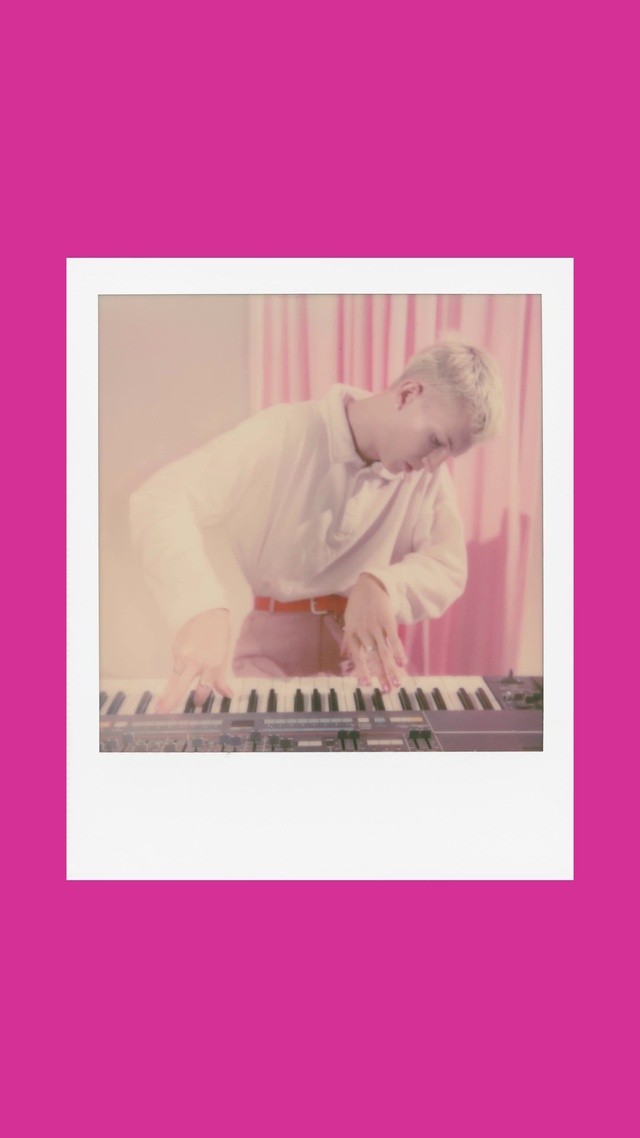 Video Reference: Keyboard, Piano, Sleeve, Musical instrument, Musical keyboard, T-shirt, Pink, Violet, Pianist, Organist
