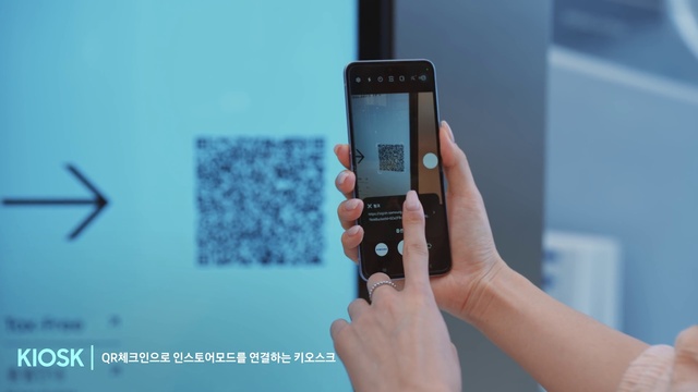 Video Reference: Mobile phone, Telephony, Communication Device, Gesture, Finger, Portable communications device, Mobile device, Gadget, Electric blue, Thumb