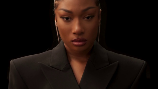 Video Reference: Forehead, Cheek, Lip, Chin, Eyebrow, Eyelash, Jaw, Flash photography, Neck, Sleeve