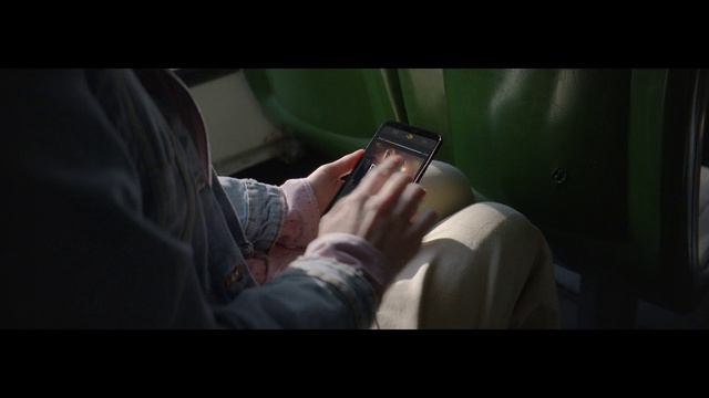 Video Reference: Flash photography, Gesture, Communication Device, Automotive design, Gadget, Wrist, Eyewear, Tints and shades, Comfort, Nail