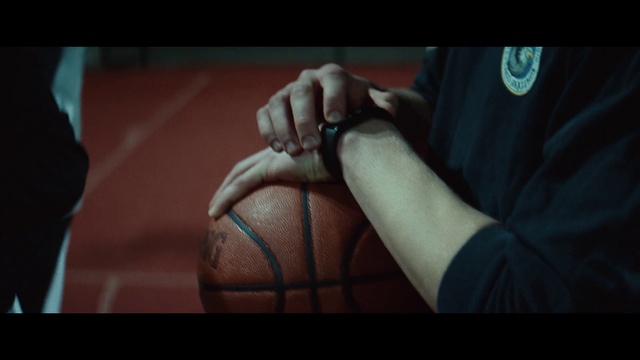 Video Reference: Sports equipment, Sports gear, Human body, Flash photography, Knee, Ball, Gesture, Thigh, Finger, Elbow
