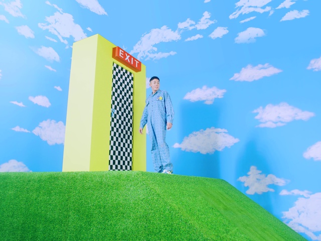 Video Reference: Cloud, Sky, World, Azure, People in nature, Nature, Natural environment, Gesture, Art, Leisure