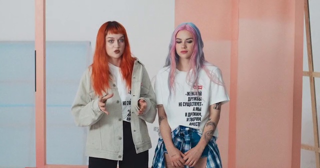 Video Reference: Hair, Face, Hairstyle, Fashion, Street fashion, Sleeve, Gesture, Happy, Fashion design, Necklace