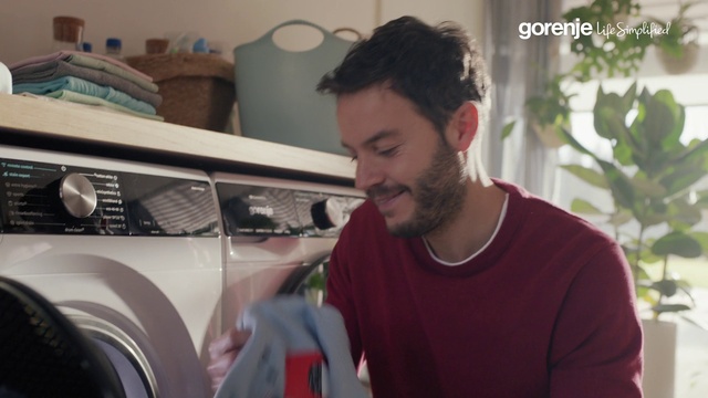 Video Reference: Laundry room, Washing machine, Clothes dryer, Beard, Eyewear, Kitchen appliance, Laundry, Home appliance, Audio equipment, T-shirt